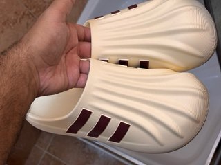 Zapatillas Adidas tipo Crocs Beige talla 40-41
