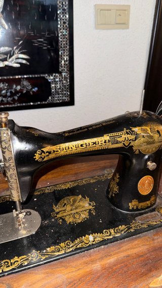Máquina de coser antigua Singer con mueble y pedal