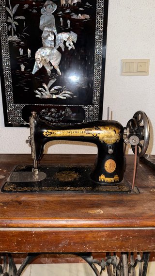 Máquina de coser antigua Singer con mueble y pedal