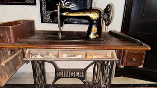 Máquina de coser antigua Singer con mueble y pedal