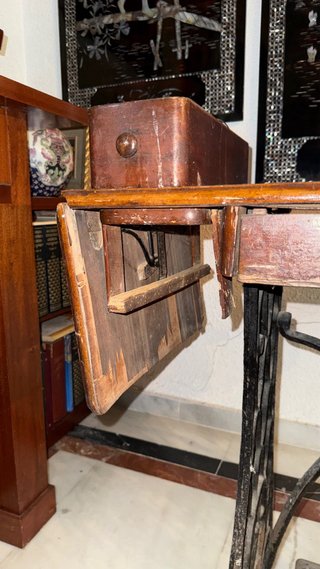 Máquina de coser antigua Singer con mueble y pedal