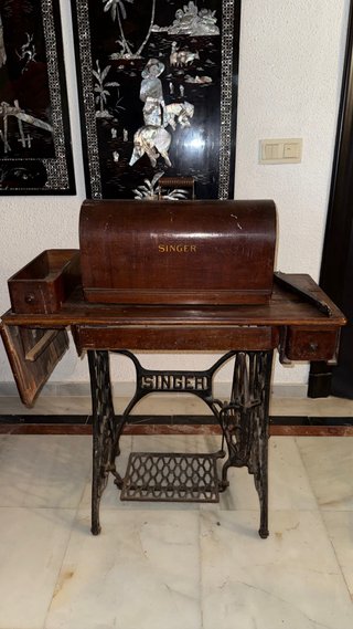 Máquina de coser antigua Singer con mueble y pedal
