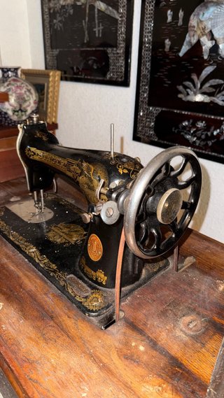 Máquina de coser antigua Singer con mueble y pedal