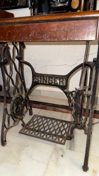 Máquina de coser antigua Singer con mueble y pedal