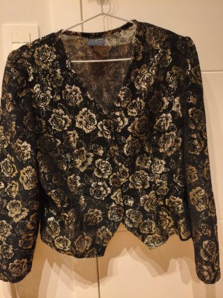 Blusa fiesta negra y dorada con estampado floral