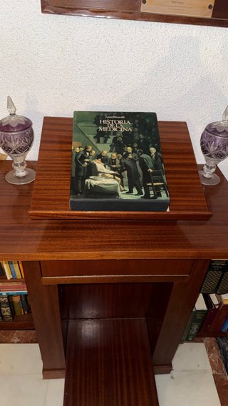 Mueble atril y estanterías de madera