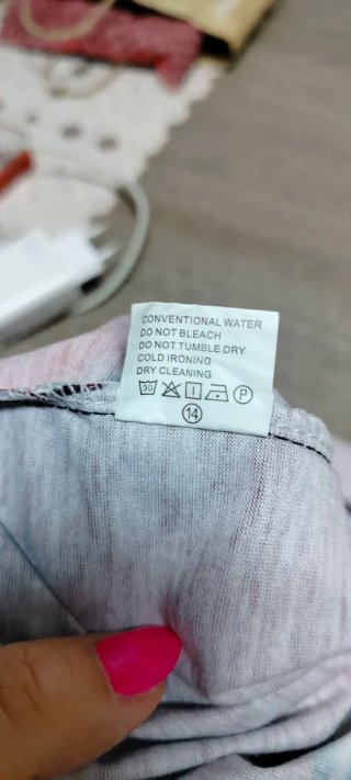 T-shirt rossa con stampa ragno