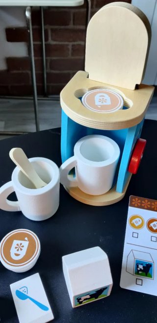 Cafetera de madera Montessori