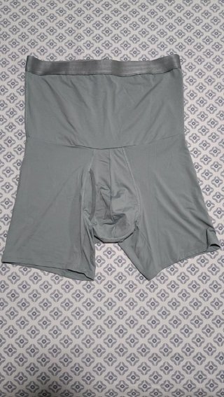 Pantalón corto compresión hombre verde oliva.