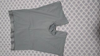 Pantalón corto compresión hombre verde oliva.