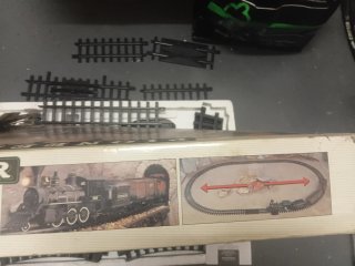 Tren de juguete con caja y vias