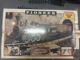Tren de juguete con caja y vias