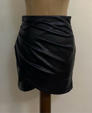 Falda negra efecto piel drapeada
