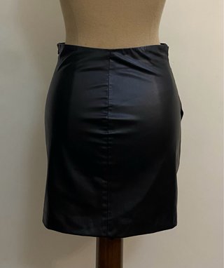 Falda negra efecto piel drapeada