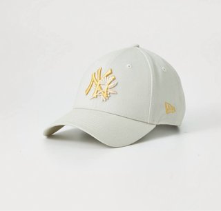 Gorra beige y dorada con logo