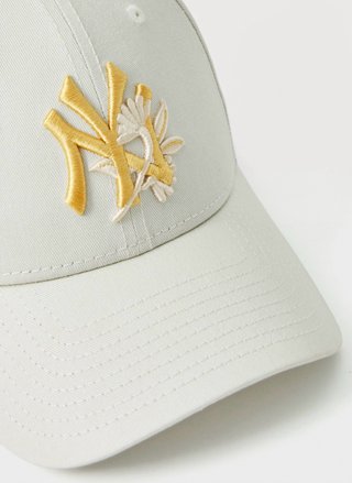 Gorra beige y dorada con logo