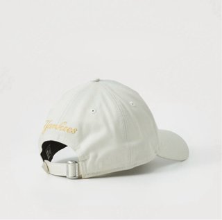 Gorra beige y dorada con logo