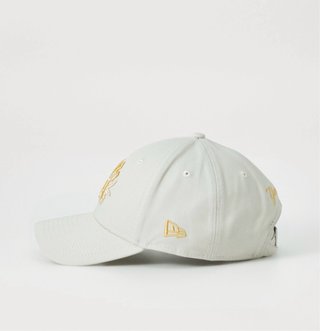Gorra beige y dorada con logo