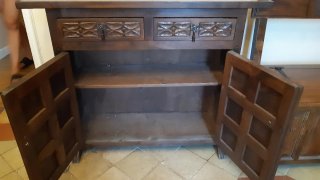 Taquillón mueble antiguo de madera tallada