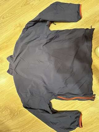 Chaqueta Adidas gris y naranja