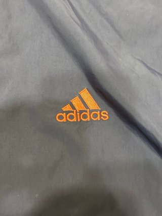 Chaqueta Adidas gris y naranja