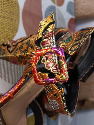 Tacones de plataforma con estampado étnico