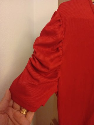Camiseta elástica roja manga abullonada