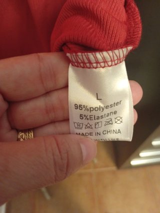 Camiseta elástica roja manga abullonada