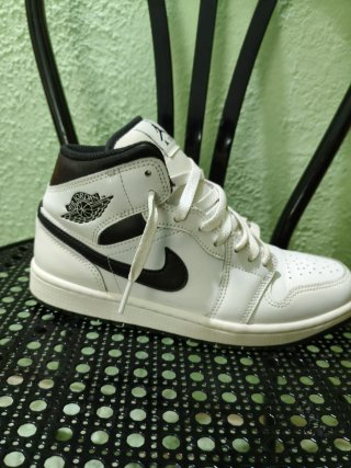 Jordan 1 Mid Negro Blanco