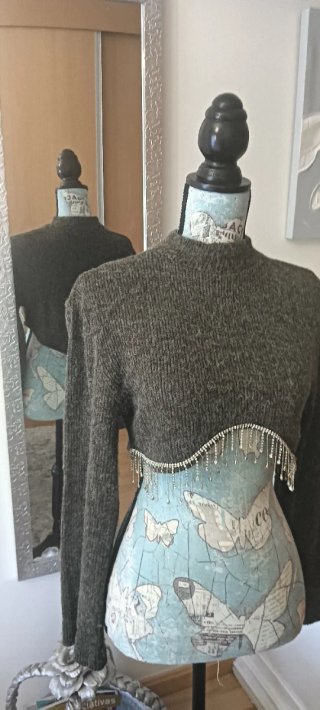 E178-Jersey cropped gris con abalorios strass