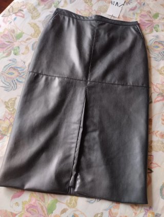 Falda Zara polipiel negra midi