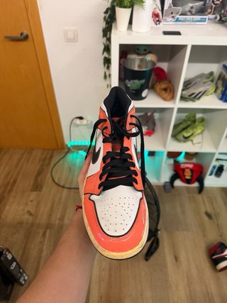 Jordan 1 Mid Naranja y Blanco