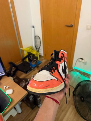 Jordan 1 Mid Naranja y Blanco