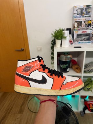 Jordan 1 Mid Naranja y Blanco