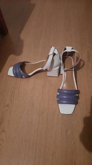 Sandalias de tacón moradas y blancas