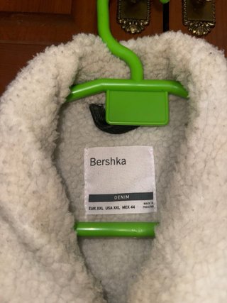 Chaqueta vaquera negra con borrego Bershka