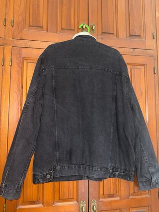 Chaqueta vaquera negra con borrego Bershka