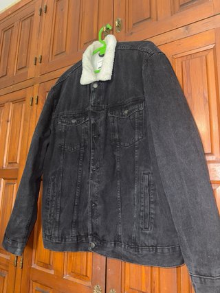 Chaqueta vaquera negra con borrego Bershka