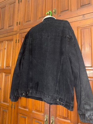 Chaqueta vaquera negra con borrego Bershka