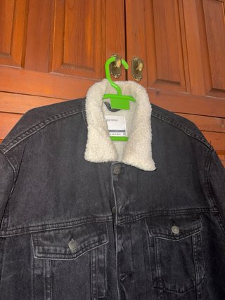 Chaqueta vaquera negra con borrego Bershka