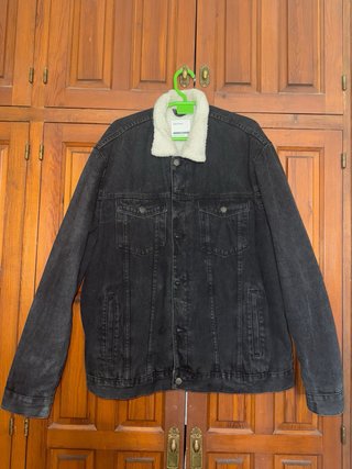 Chaqueta vaquera negra con borrego Bershka
