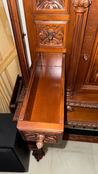 Mueble bargueño castellano antiguo con mesa