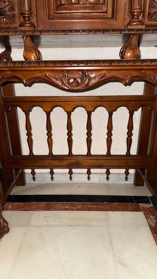 Mueble bargueño castellano antiguo con mesa