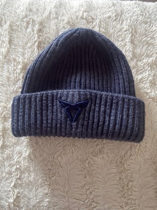 Gorro infantil azul con logo cupra