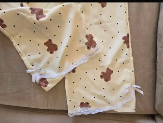 Pijama de ositos amarillo y marrón