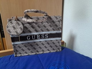 Bolso Guess beige con logo