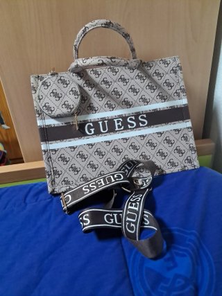 Bolso Guess beige con logo