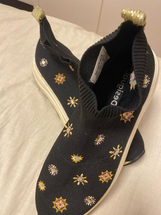 Botines Desigual negros con detalles dorados