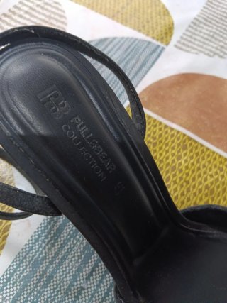 Tacones stiletto con punta y tiras elegantes