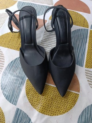 Tacones stiletto con punta y tiras elegantes